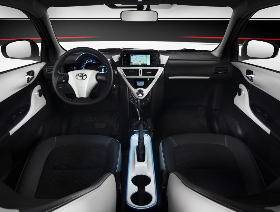  Toyota iQ EV 2012 года  (фото 2 из 7)